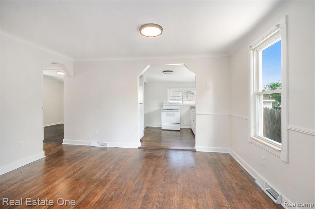 24924 Tuscany Avenue Eastpointe, MI 48021 - Photo 6 of 17