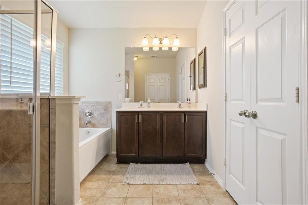 5308 Tama Drive Waco, TX 76708 - Photo 18 of 29 a bathroom with a tub a sink and mirror