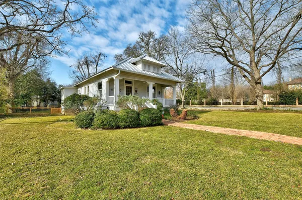$2,750 | 221 North Johnson Avenue, San Marcos, TX 78666