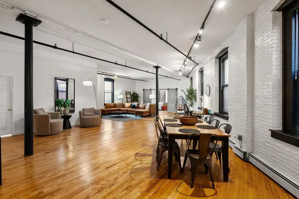 $1,649,000 | 13-19 Stanhope Street, Unit 2A, Boston, MA 02116