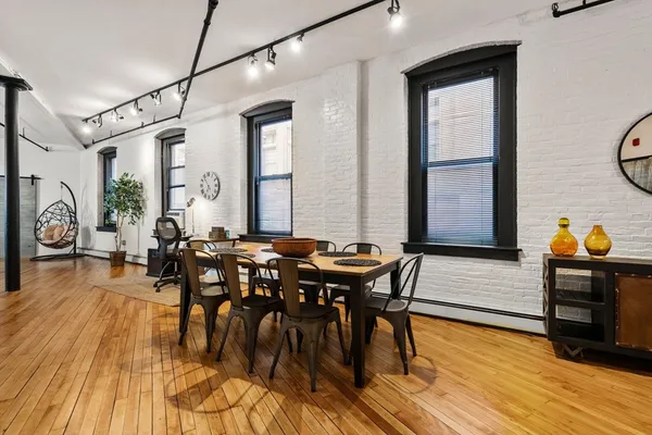 $1,649,000 | 13-19 Stanhope Street, Unit 2A, Boston, MA 02116