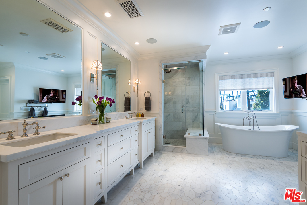 222 20th Street Santa Monica, CA 90402 - Photo 20 of 44 a spacious bathroom with a double vanity sink a large mirror and a bathtub