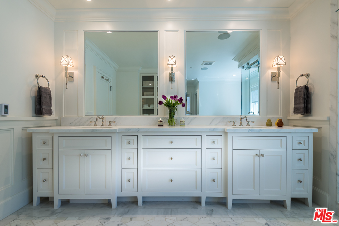 222 20th Street Santa Monica, CA 90402 - Photo 23 of 44 a bathroom with a double vanity sink mirror and
