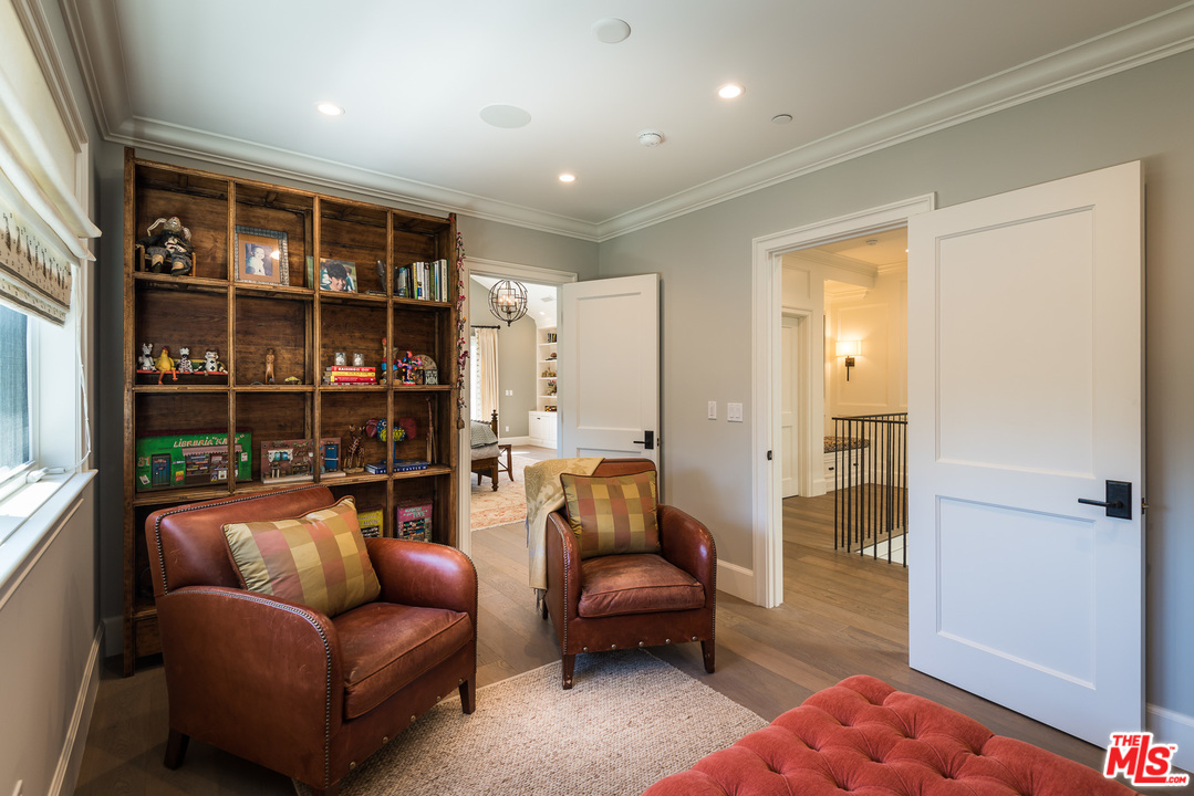 222 20th Street Santa Monica, CA 90402 - Photo 24 of 44 a living room with furniture