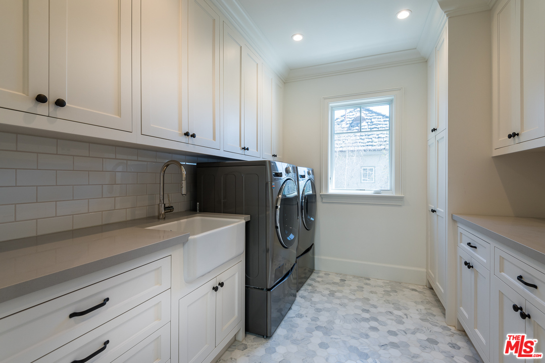 222 20th Street Santa Monica, CA 90402 - Photo 39 of 44 a view of cabinets and window