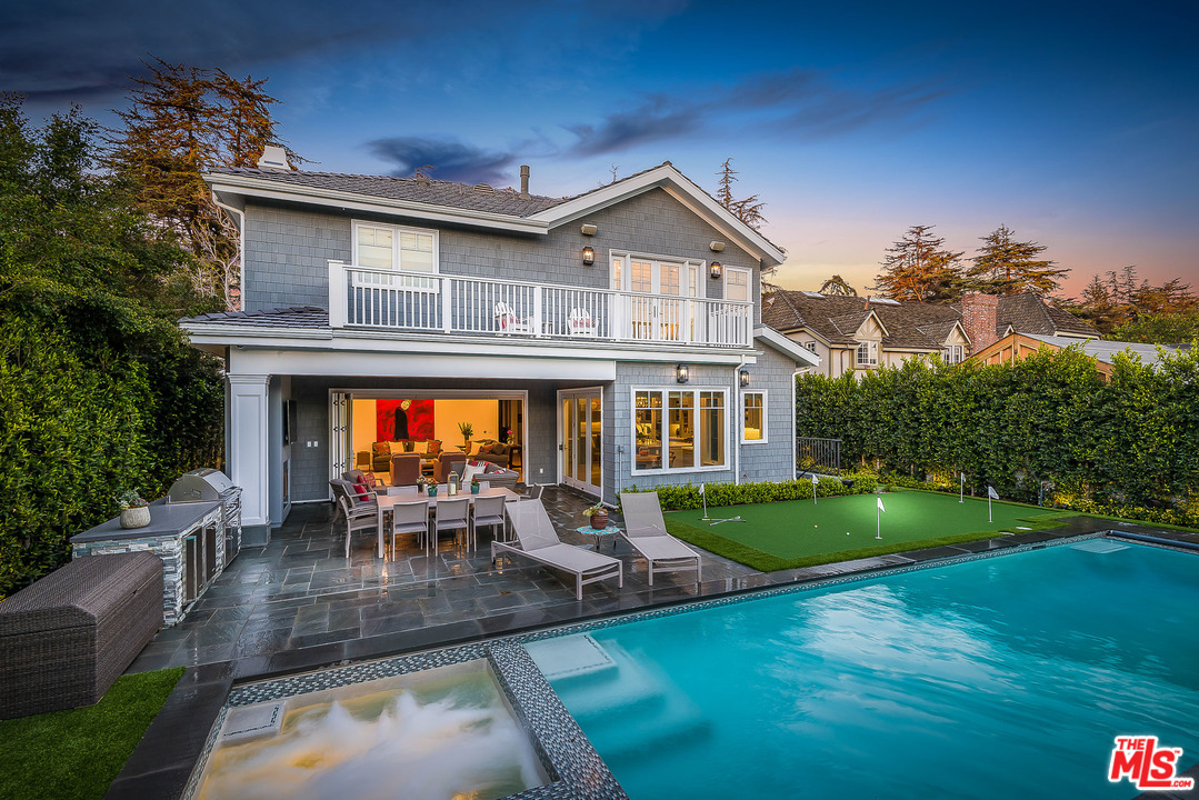 222 20th Street Santa Monica, CA 90402 - Photo 42 of 44 a front view of a house with garden