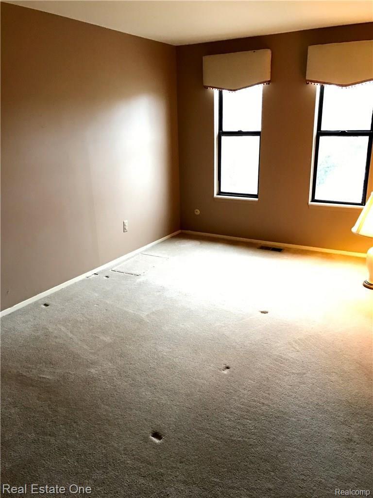 321 Willow Grove Lane Rochester, MI 48307 - Photo 14 of 27 LARGE MASTER BEDROOM OVERLOOKING COURTYARD