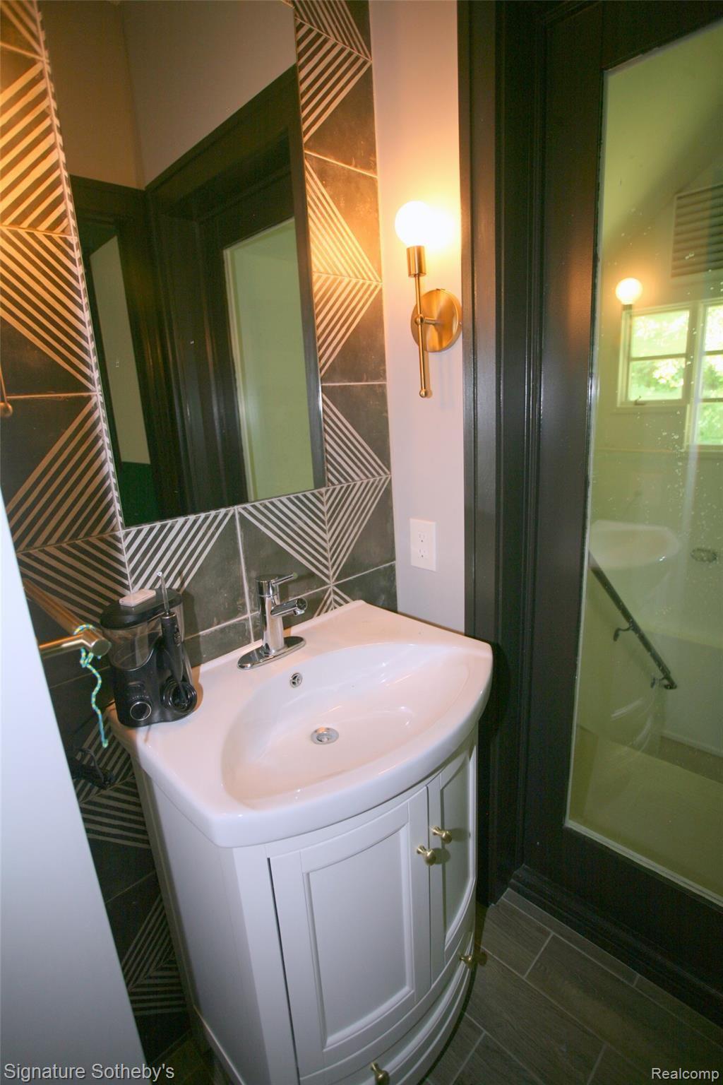 9100 Fox Hollow Road Clarkston, MI 48348 - Photo 26 of 52 Dual Entry Bath