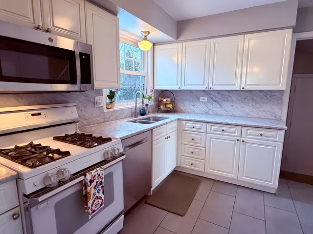 $700,000 | 2523 Hastings Avenue, Evanston, IL 60201