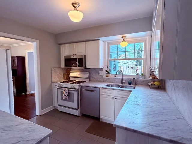 $700,000 | 2523 Hastings Avenue, Evanston, IL 60201