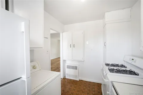 $275,000 | 220-04 Stronghurst Avenue, Unit LOWR | Bellerose