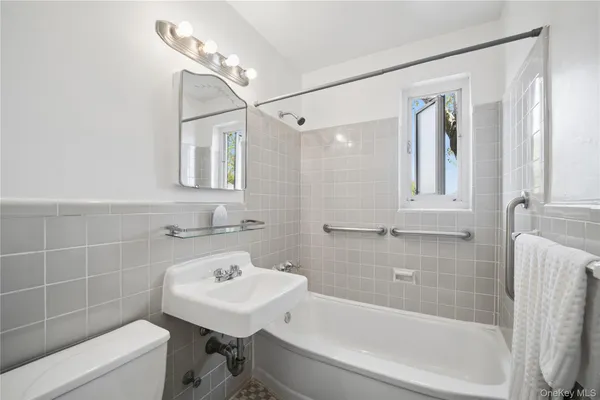 $275,000 | 220-04 Stronghurst Avenue, Unit LOWR | Bellerose
