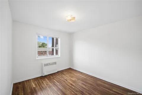 $275,000 | 220-04 Stronghurst Avenue, Unit LOWR | Bellerose