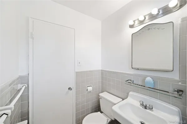 $275,000 | 220-04 Stronghurst Avenue, Unit LOWR | Bellerose