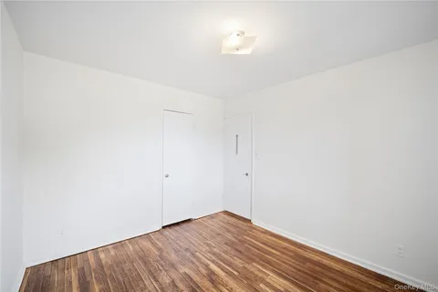 $275,000 | 220-04 Stronghurst Avenue, Unit LOWR | Bellerose