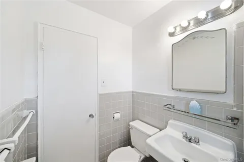 $275,000 | 220-04 Stronghurst Avenue, Unit LOWR | Bellerose