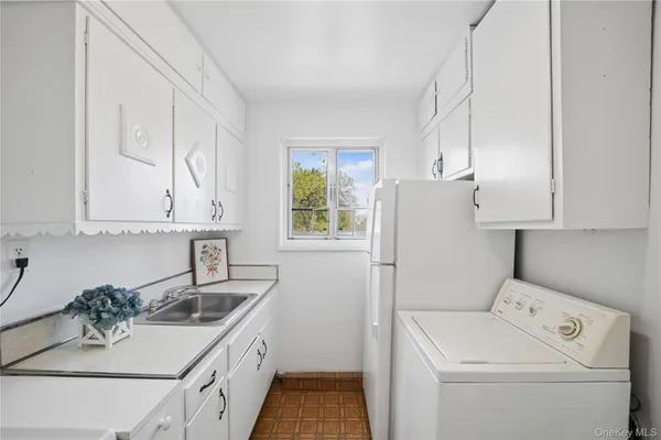 $275,000 | 220-04 Stronghurst Avenue, Unit LOWR | Bellerose