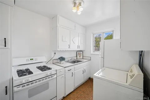 $275,000 | 220-04 Stronghurst Avenue, Unit LOWR | Bellerose