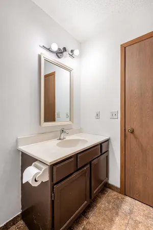 $180,000 | 1658 Helena Road North, Oakdale, MN 55128