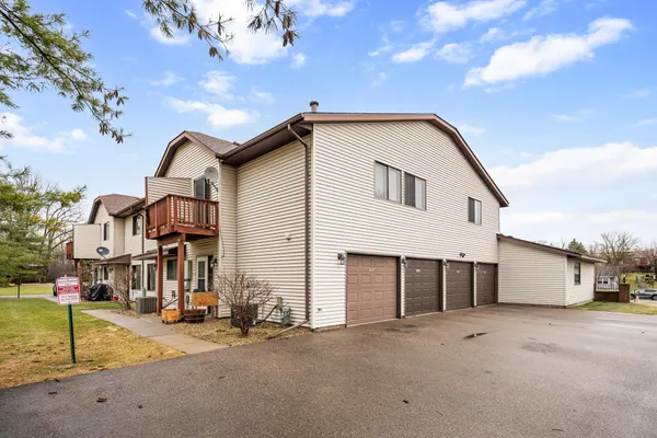 $180,000 | 1658 Helena Road North, Oakdale, MN 55128