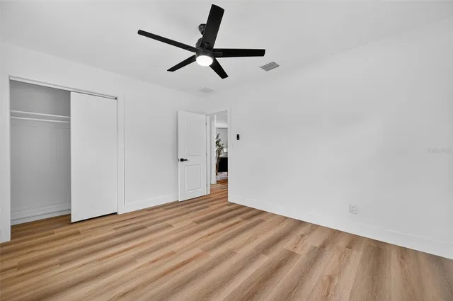 a view of an house with backyard and garden