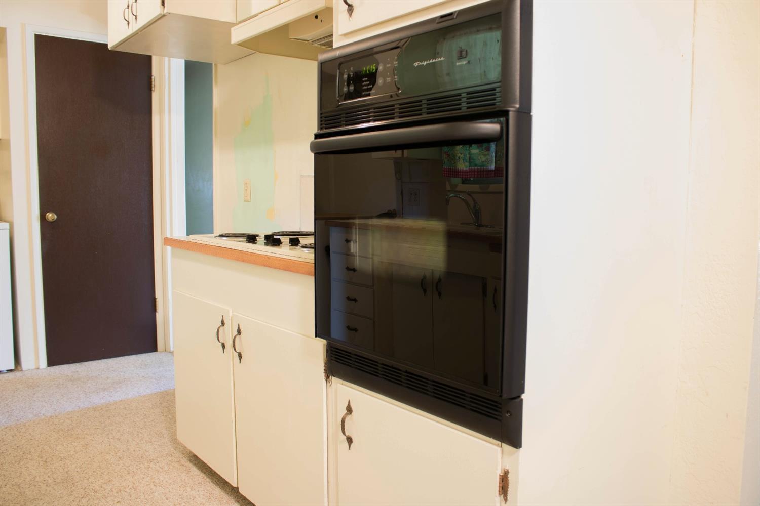 2613 Table Rock Road Medford, OR 97501 - Photo 6 of 23 a close view of kitchen
