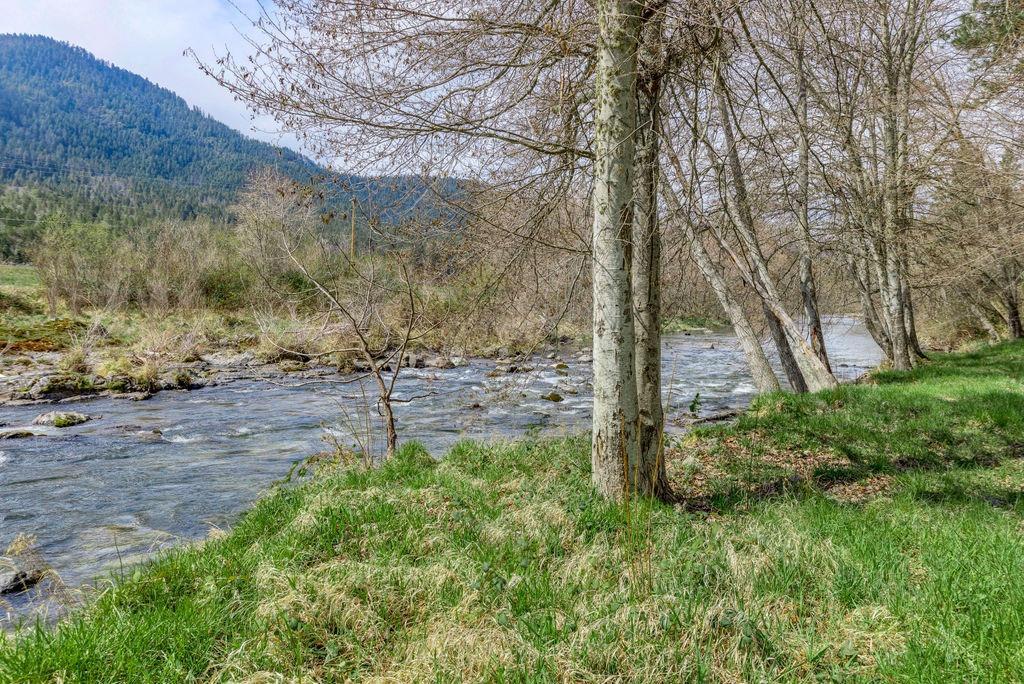 2076 Upper Applegate Road Jacksonville, OR 97530 - Photo 4 of 35 a backyard of a house with lots of green space