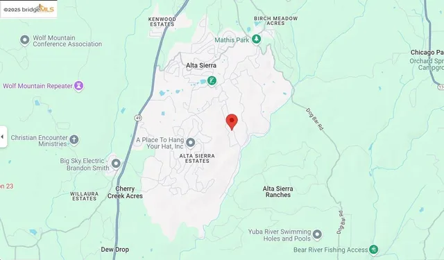 a picture of a book shelf