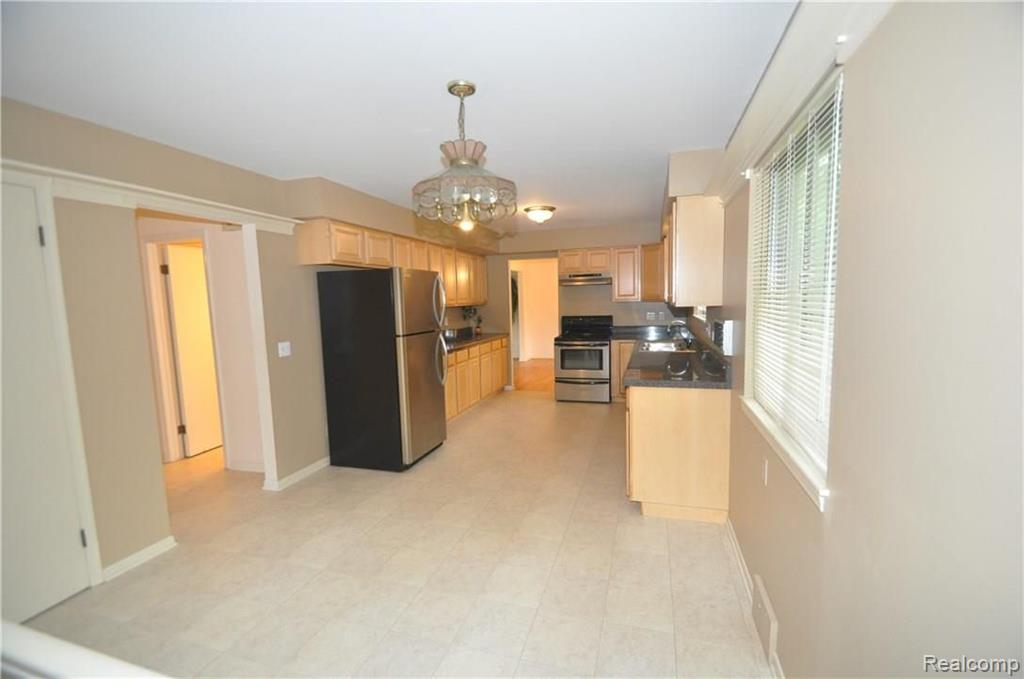 29511 Fox Grove Road Farmington Hills, MI 48334 - Photo 8 of 18