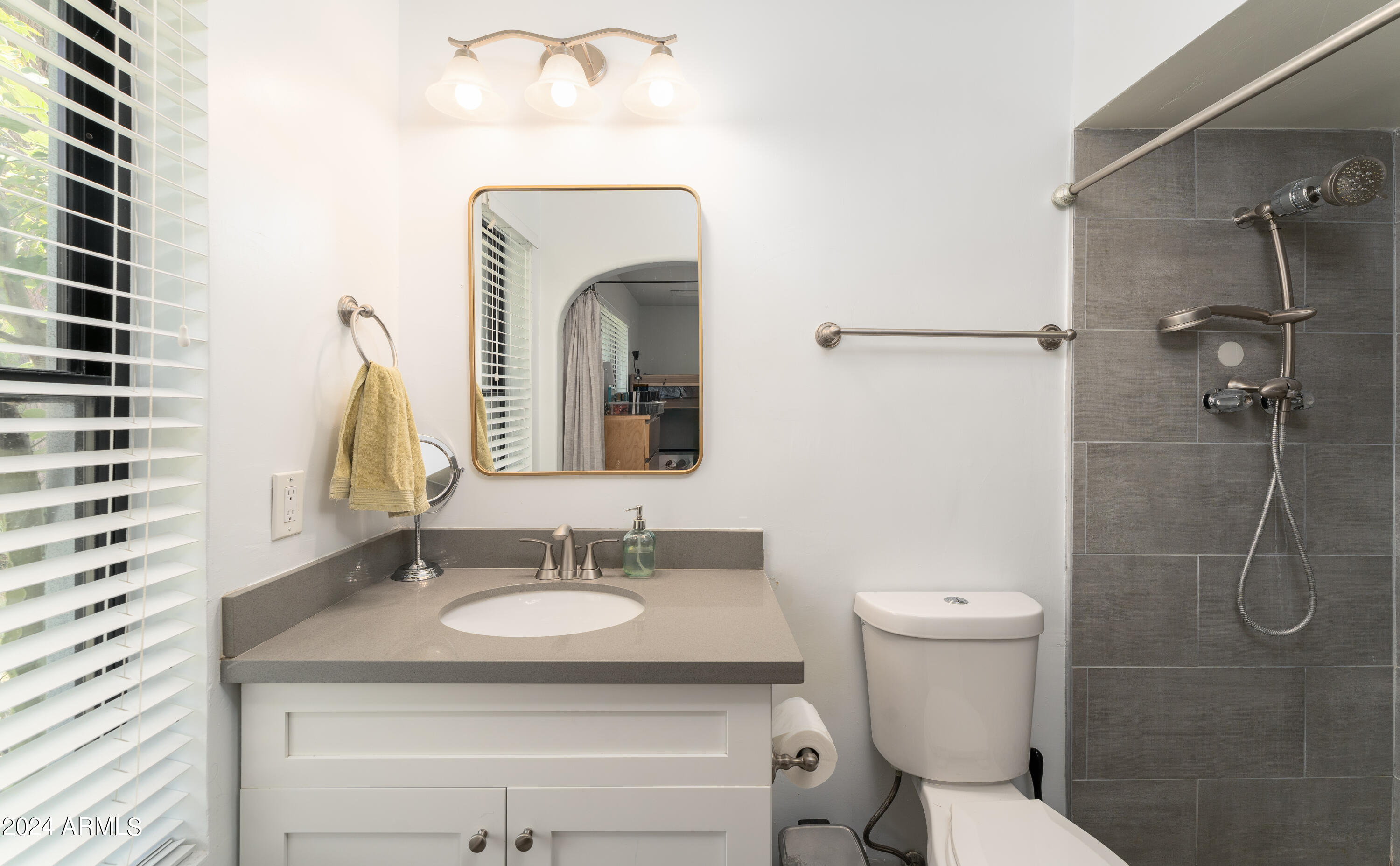 7720 North 17th Avenue Phoenix, AZ 85021 - Photo 12 of 25 guest en-suite bath