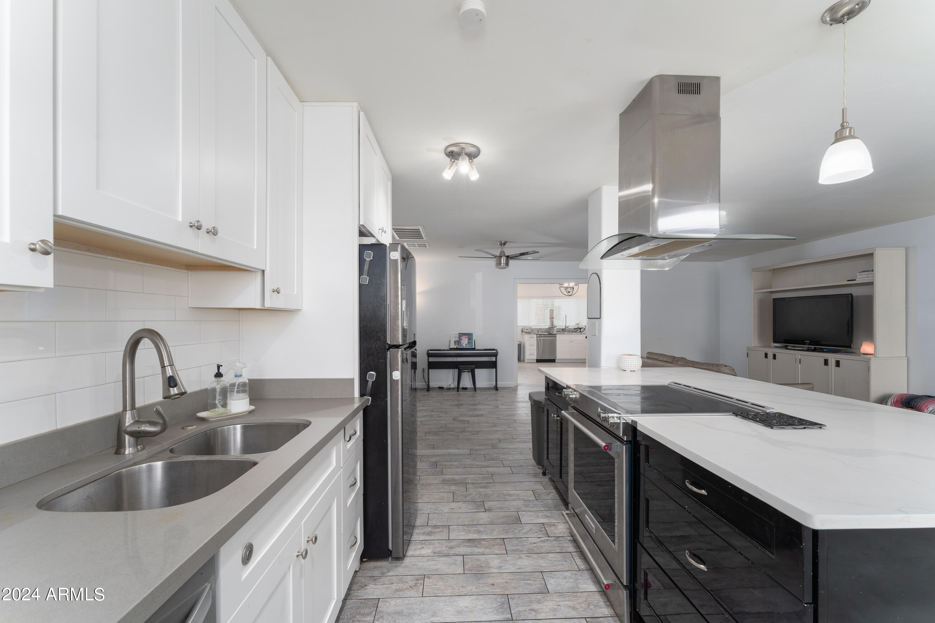 7720 North 17th Avenue Phoenix, AZ 85021 - Photo 2 of 25 17th Kitchen island