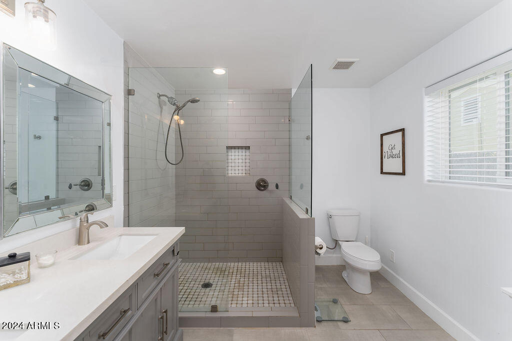 7720 North 17th Avenue Phoenix, AZ 85021 - Photo 7 of 25 17th en-suite bath