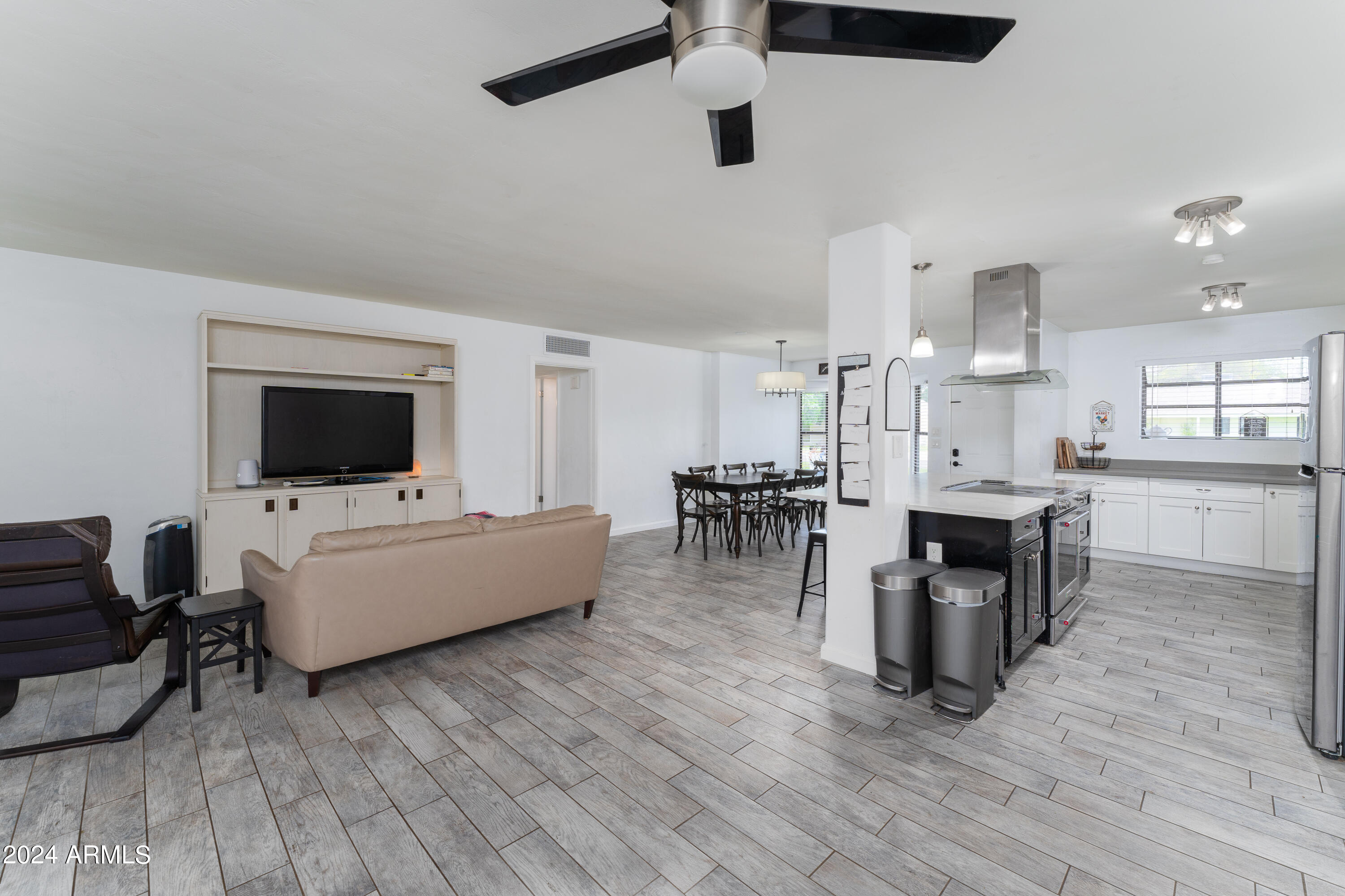 7720 North 17th Avenue Phoenix, AZ 85021 - Photo 10 of 25 Main Living