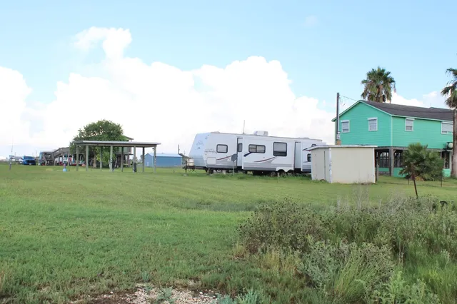 a view of a house with backyard and garden