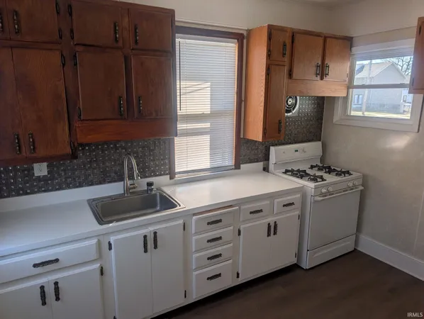 $1,200 | 925 Cedar Street, South Bend, IN 46617