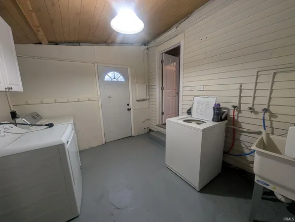 $1,200 | 925 Cedar Street, South Bend, IN 46617