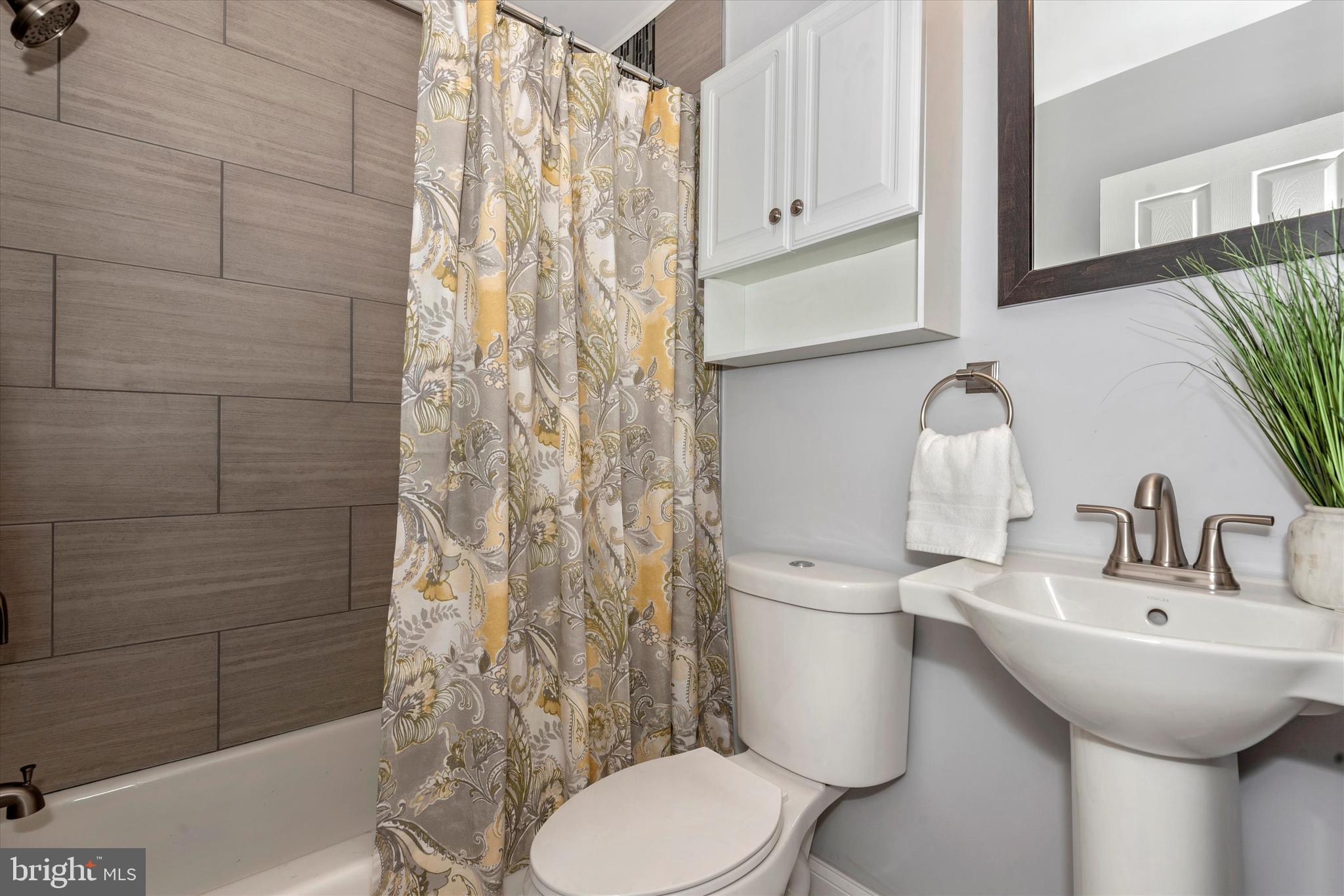 24421 Ridge Road Damascus, MD 20872 - Photo 22 of 63 Hall Full Bath