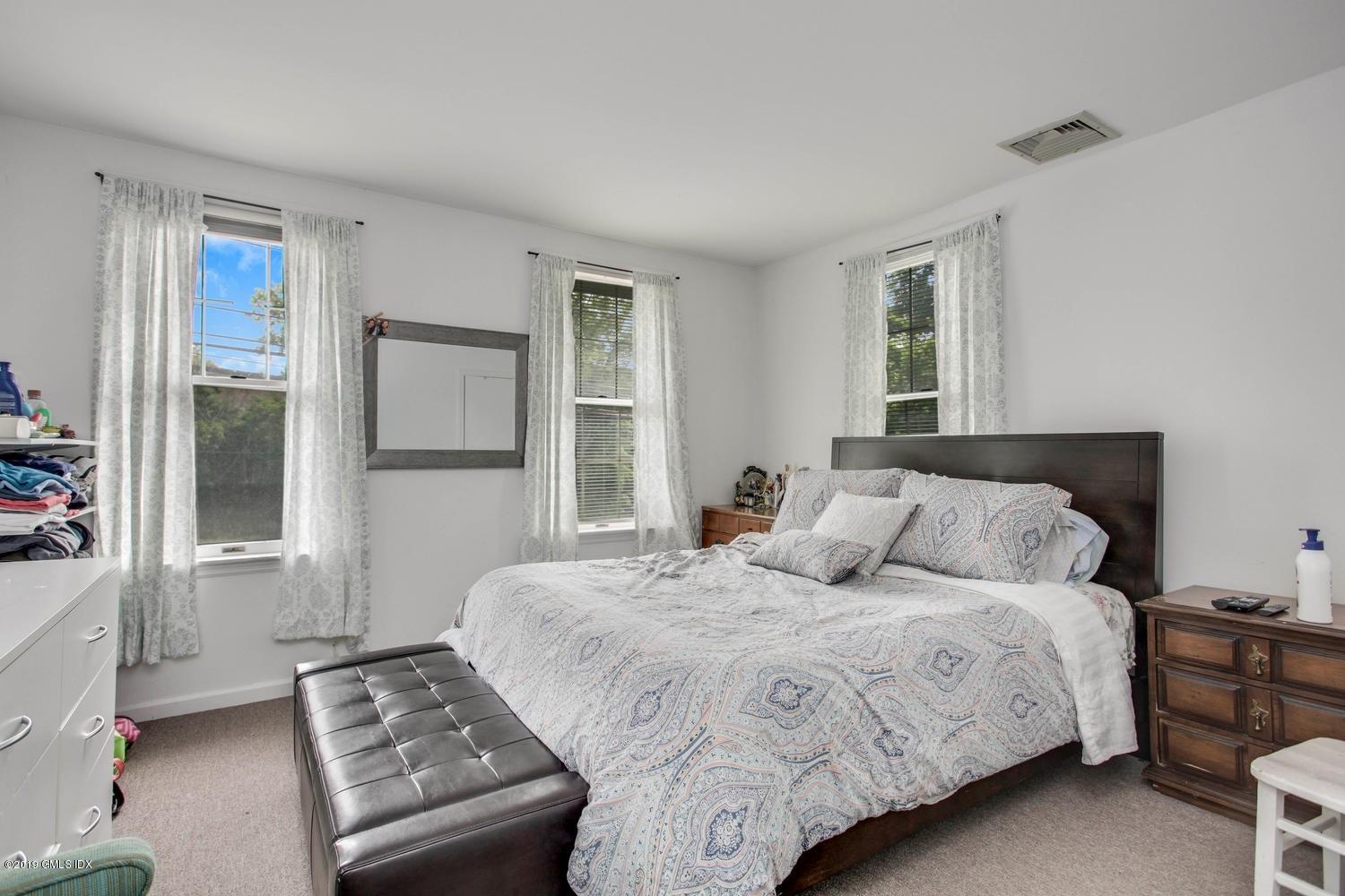 1033 East Putnam Avenue Riverside, CT 06878 - Photo 8 of 14 1033 E Putnam Ave Riverside CT-large-009