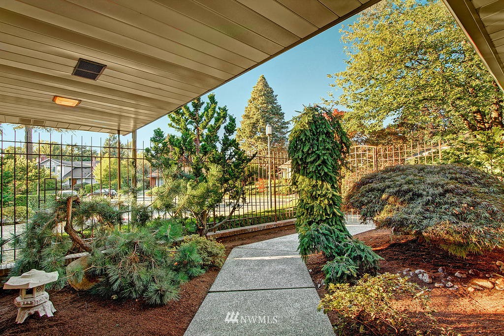 5730 Coniston Road Northeast Seattle, WA 98105 - Photo 2 of 16 Gallery Image 2