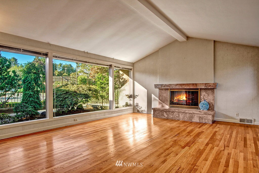 5730 Coniston Road Northeast Seattle, WA 98105 - Photo 4 of 16 Gallery Image 4