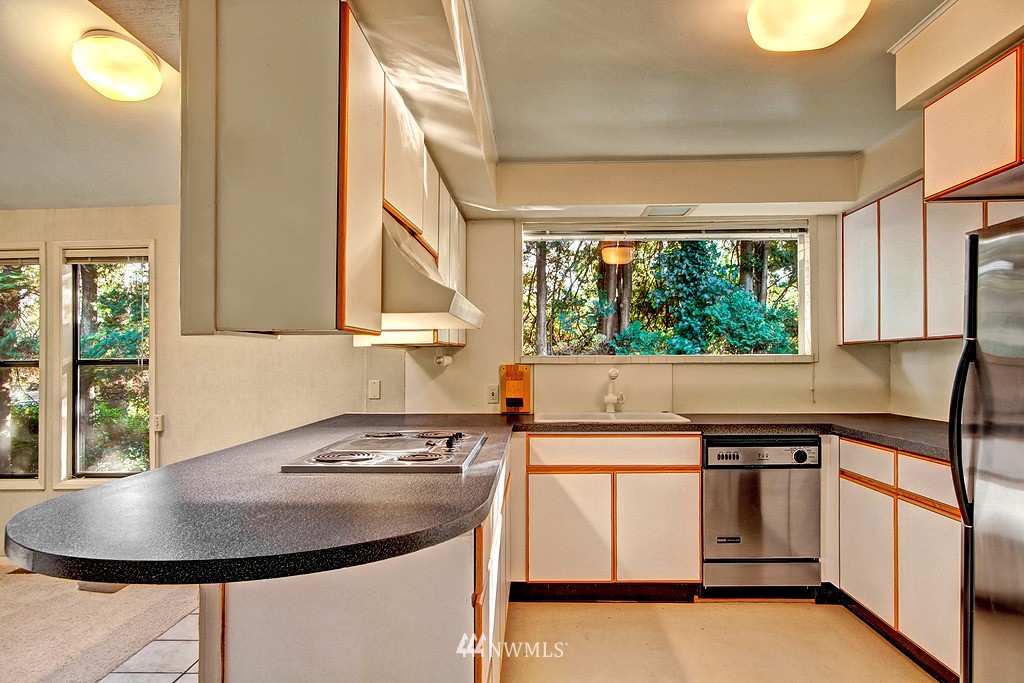 5730 Coniston Road Northeast Seattle, WA 98105 - Photo 7 of 16 Gallery Image 7