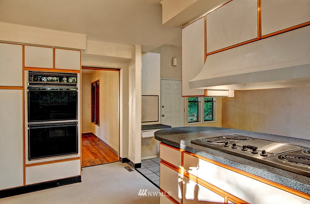 5730 Coniston Road Northeast Seattle, WA 98105 - Photo 8 of 16 Gallery Image 8