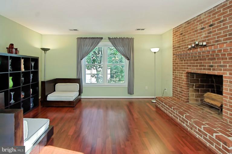 4935 7th Road South, Unit 4935 Arlington, VA 22204 - Photo 2 of 29 Living Room