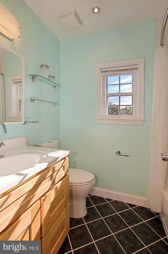 4935 7th Road South, Unit 4935 Arlington, VA 22204 - Photo 13 of 29 Bath