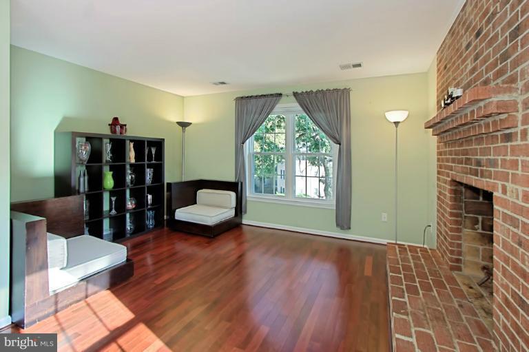 4935 7th Road South, Unit 4935 Arlington, VA 22204 - Photo 21 of 29 Living Room