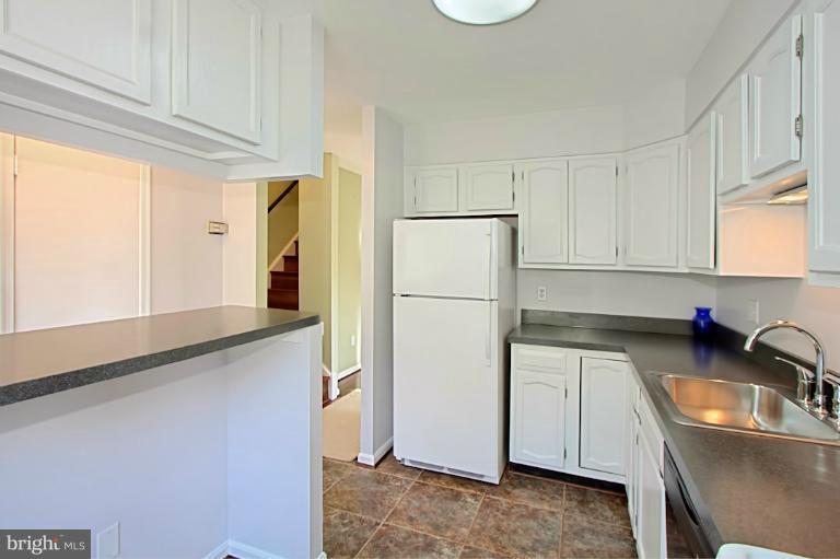 4935 7th Road South, Unit 4935 Arlington, VA 22204 - Photo 6 of 29 Kitchen