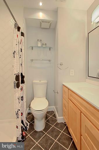 4935 7th Road South, Unit 4935 Arlington, VA 22204 - Photo 7 of 29 Bath (Master)