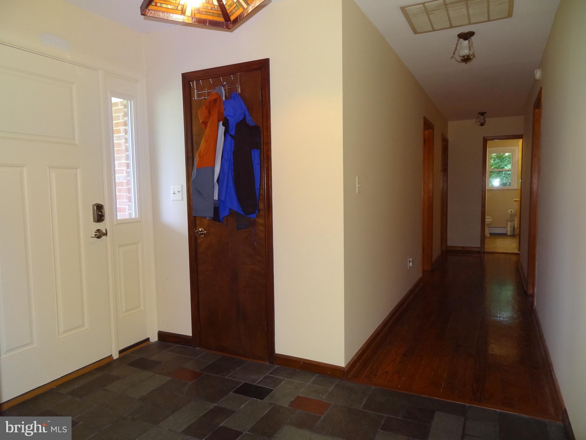 11948 Chapel Road Clifton, VA 20124 - Photo 2 of 25 Foyer