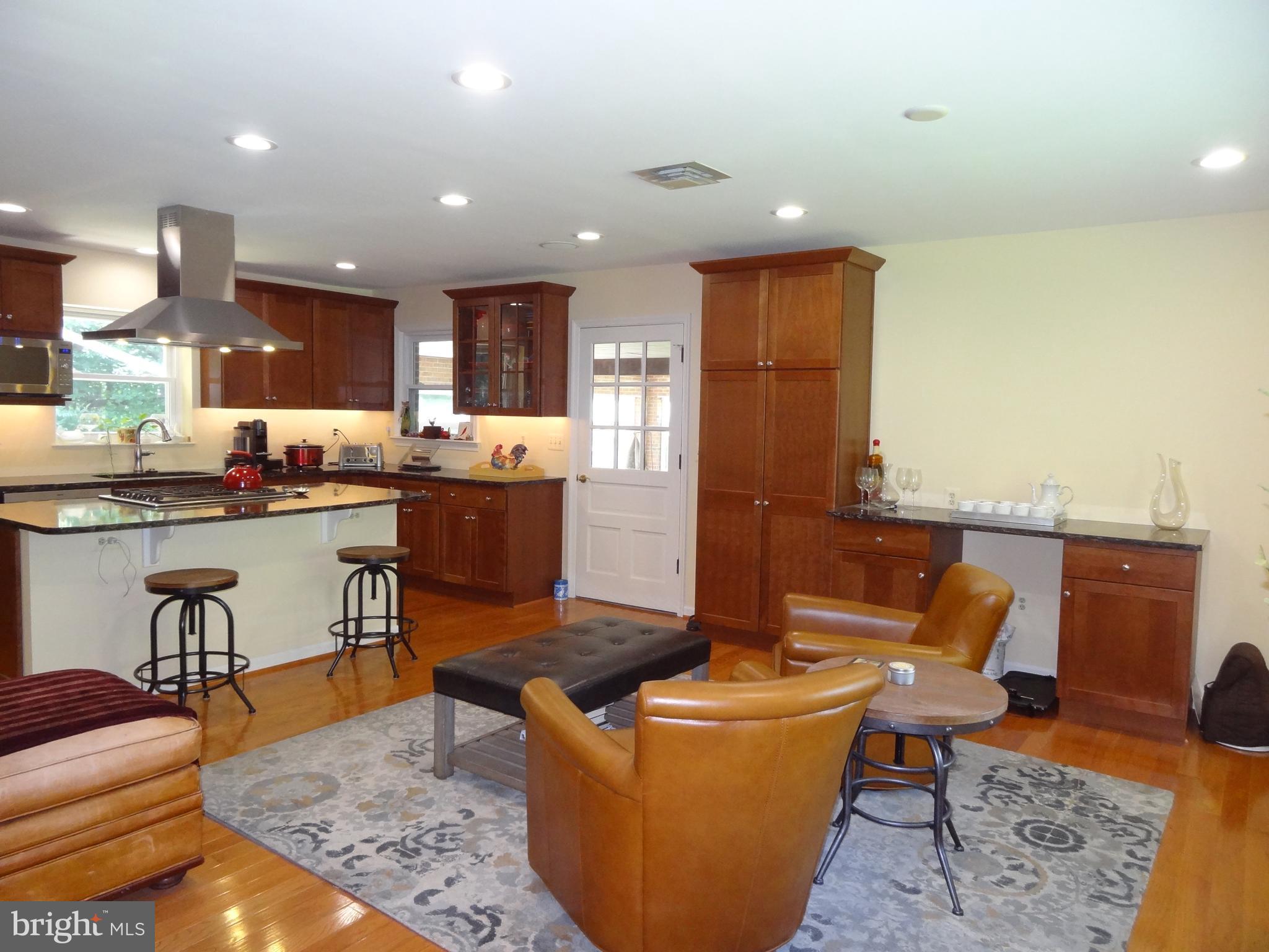 11948 Chapel Road Clifton, VA 20124 - Photo 4 of 25 Kitchen/Breakfast/Sitting Area