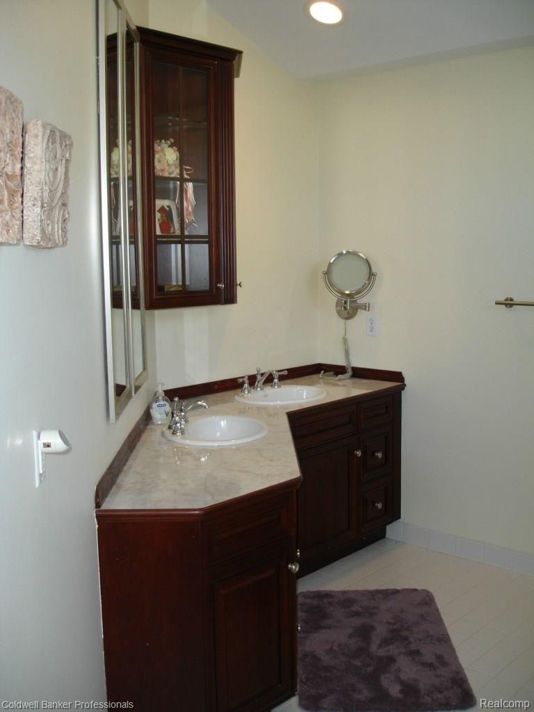 3344 Woodcrest Road Rochester, MI 48309 - Photo 16 of 23 Master Bath: double sinks, jetted tub and shower